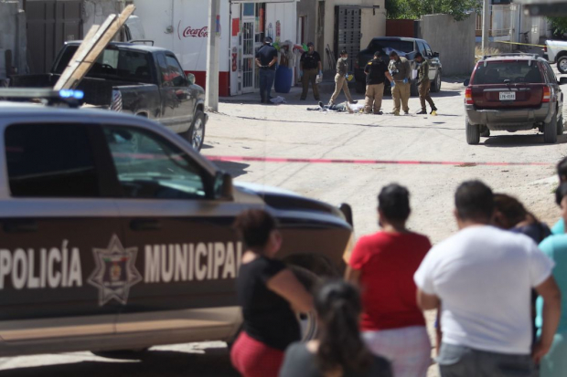 Vecinos observan a la policía laborar en el lugar donde un hombre fue ejecutado en abril pasado en la colonia Manuel Valdez, de Ciudad Juárez, Chihuahua, una de las zonas tradicionalmente con los mayores números de delitos en el país.
