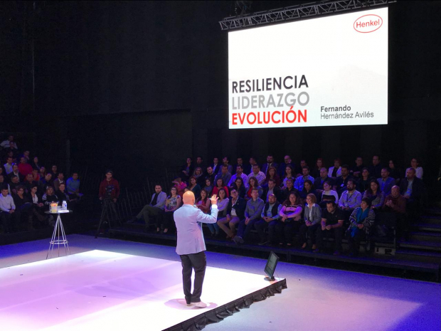 Fernando Hernández ofrece una conferencia en el Excommunica Henkel Guadalajara, en 2018.