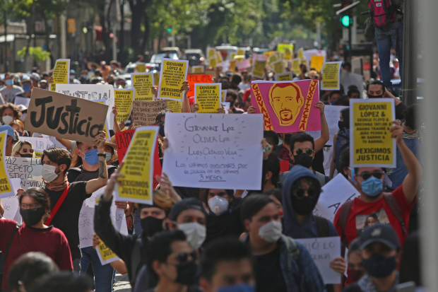Manifestantes marchan en Guadalajara, Jalisco, para exigir justicia para Giovanni López, el pasado 4 de junio.