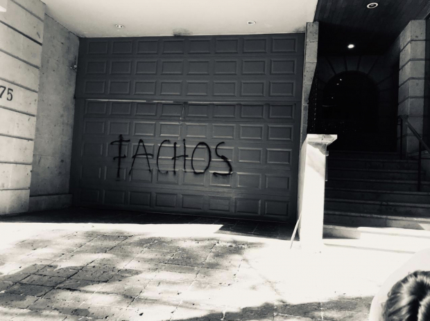 Anarquistas vandalizaron estacionamientos de edificios con departamentos.