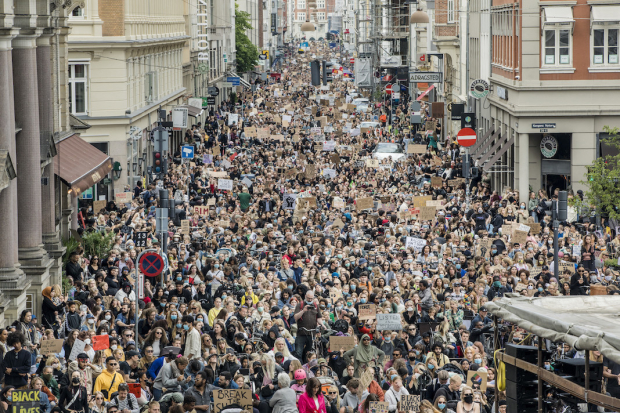 La capital de Dinamarca destacó entre las expresiones de solidaridad europeas, ayer, cuando cientos de miles de personas colmaron las calles del centro de la ciudad, en protesta por la desigualdad racial en Estados Unidos.