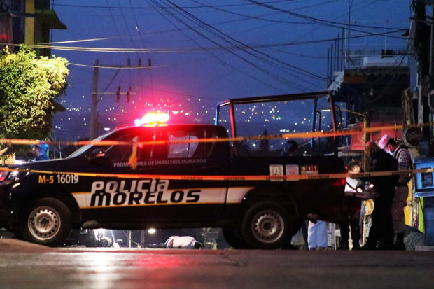 Policías estatales y municipales laboran en la zona donde seis hombres fueron asesinados a balazos la noche del sábado en el municipio de Emiliano Zapata, Morelos, aparentemente en un ajuste de cuentas entre grupos rivales del narco.