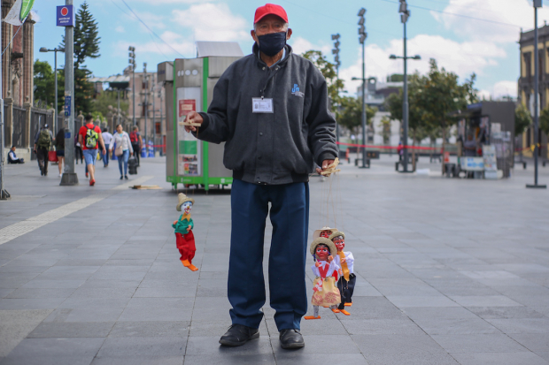Don Pedro lleva 50 años vendiendo marionetas enlos alrededores de la Catedral Metropolitana.