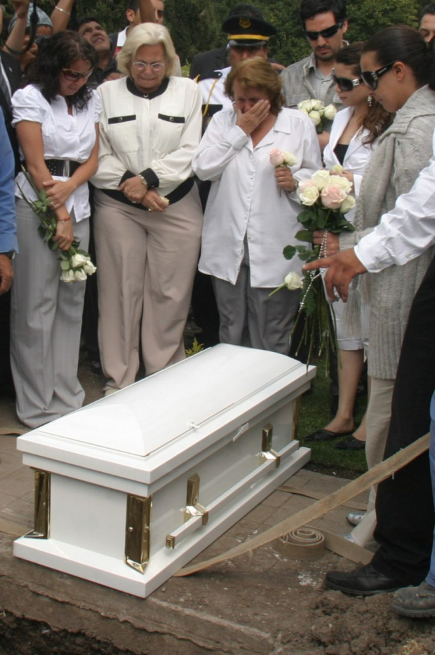 El 6 de abril de 2010 se realizó el entierro en el Panteón Francés.