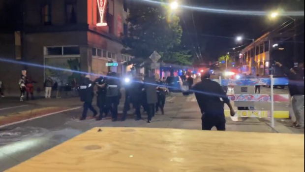 Policías de Seattle tuvieron dificultades para ingresar a la zona de protesta donde se encontraban los cuerpos de dos personas baleadas.