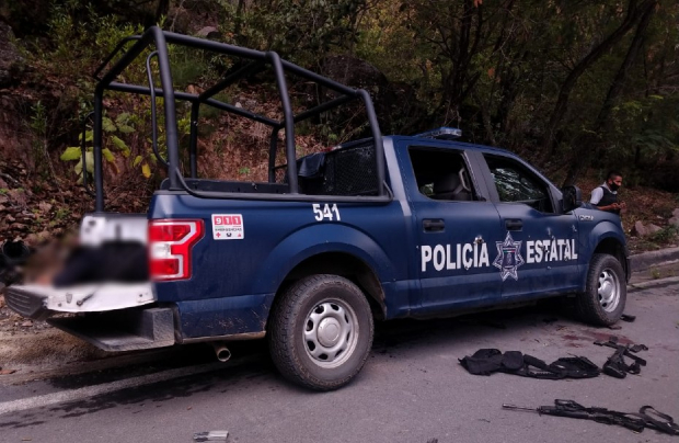 Versiones no oficiales mencionan una saldo de entre 5 y 8 muertos tras la emboscada a policías estatales en Taxco, Guerrero.