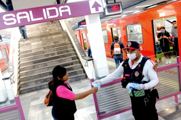 Usuarios del Transporte Colectivo Metro durante la contingencia sanitaria por el coronavirus