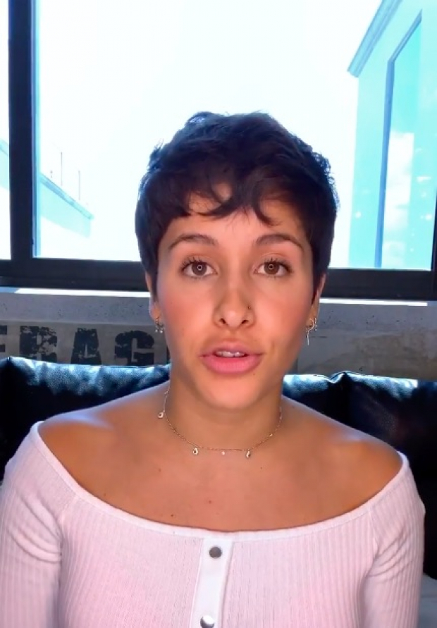 La actriz Gabriela Albo, en un fotograma del video en el que narra cómo fue discriminada al donar sangre.