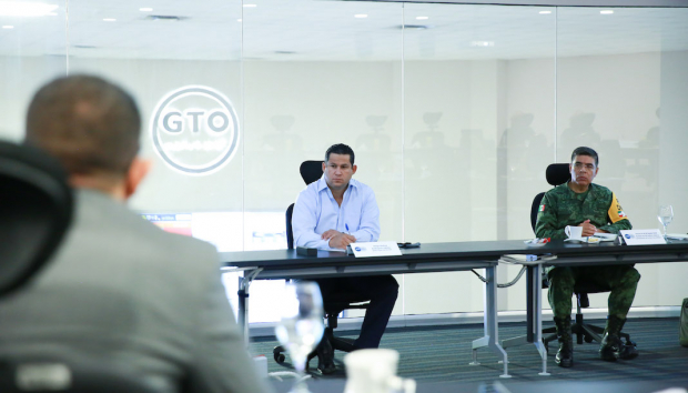 El gobernador Diego Sinhue Rodríguez (izq.) encabeza reunión con el gabinete de seguridad, ayer.