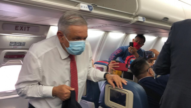 El presidente abordo del avión que lo traslada a Atlanta.