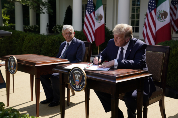 El presidente Donald Trump firma la declaración conjunta en la Casa Blanca, el 8 de julio de 2020.