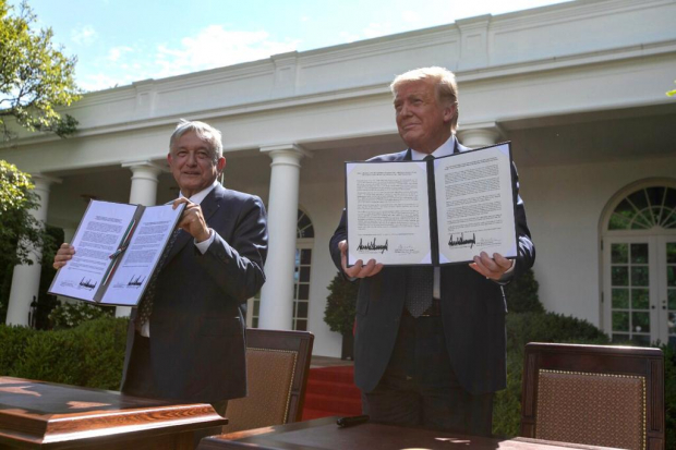 El Presidente mexicano (izquierda) y el estadounidense, tras signar la declaración conjunta, en el Jardín de las Rosas de la Casa Blanca, ayer.