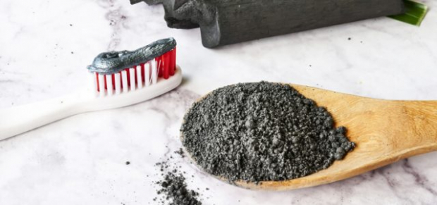 Se cree que el carbón activado blanquea los dientes