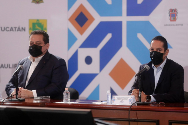 En la imagen, el gobernador de BCS, Carlos Mendoza Davis (izq) y Francisco Domínguez, titular del Ejecutivo estatal de Querétaro (der)