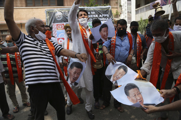 Activistas en la India queman imágenes del presidente chino, Xi Jinping, en rechazo a la supuesta violación de seguridad de los usuarios a través de aplicaciones desarrolladas en ese país, el pasado 1 de julio.
