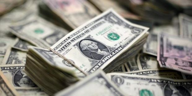 El dólar caía el viernes hasta su nivel más bajo en casi tres semanas