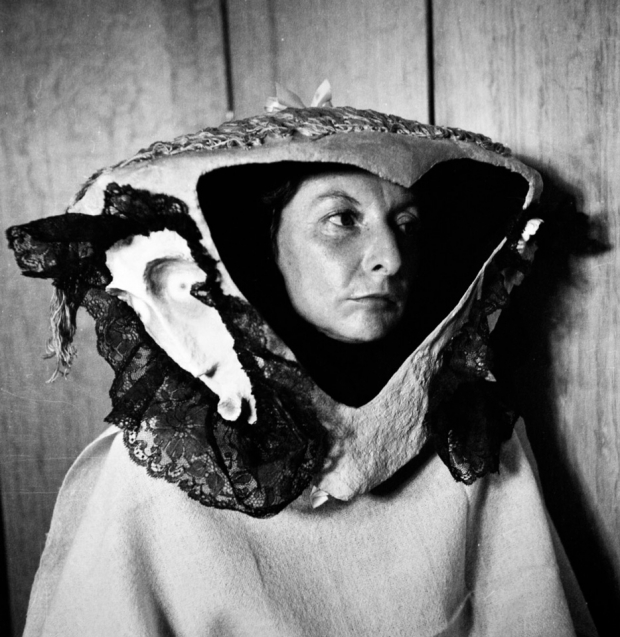 Remedios Varo con máscara de Leonora Carrington, de Kati Horna.