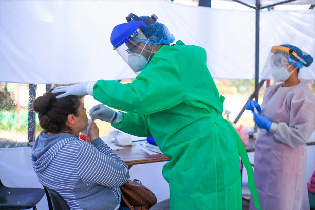 Decenas de vecinos acuden al kiosco de salud en Iztapalapa, inquietos por la posibilidad de ser portadores del virus, ayer.