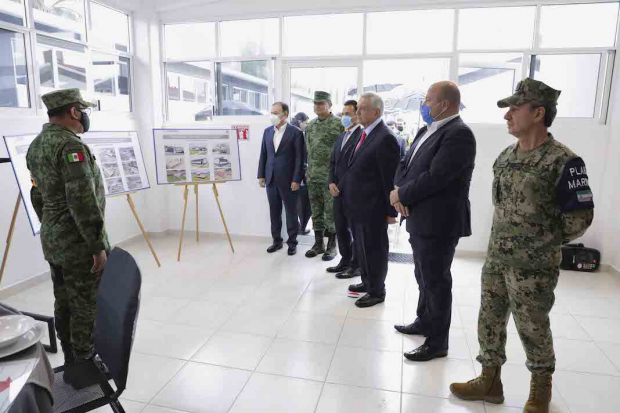 El Presidente (al centro) y el gobernador de Jalisco (a su izquierda), ayer, en un recorrido por las nuevas instalaciones de la GN.