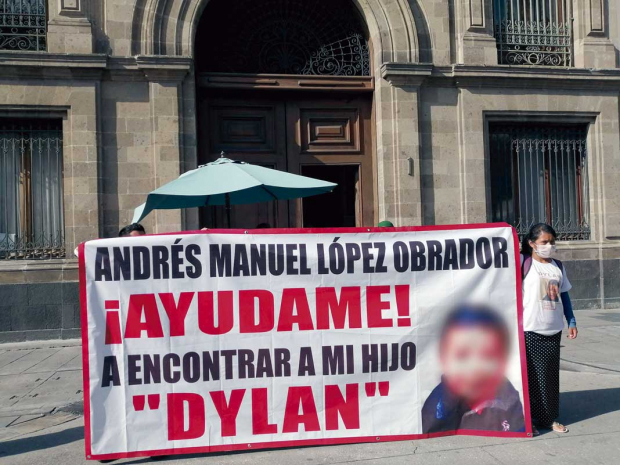 La madre de Dylan se manifiesta frente a Palacio Nacional, el miércoles pasado.