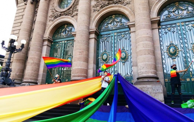 Integrantes de la comunidad LGBTTTI y activistas desplegaron banderas con los colores del arcoíris en el Congreso capitalino en respaldo a la iniciativa, misma que consideran es un paso para acabar con la homofobia y el machismo.