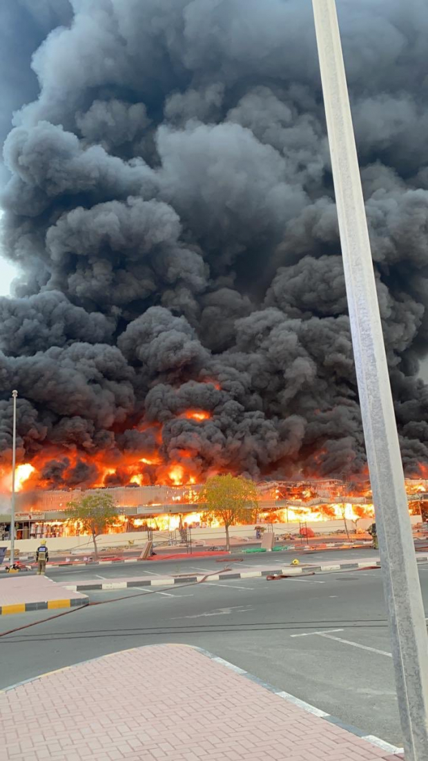 Incendio en mercado de Emiratos Árabes, el 5 de agosto de 2020.
