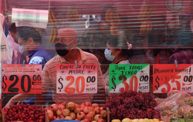 Comerciantes de un tianguis en la alcaldía Iztapalapa, Ciudad de Méxic.