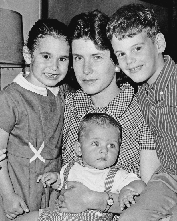 Shirley Ann Grau, con sus hijos, en una imagen de archivo.