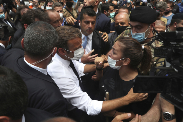 El presidente Emmanuel Macron, resguardado por militares y su seguridad personal, dialogó con habitantes de las zonas afectadas.