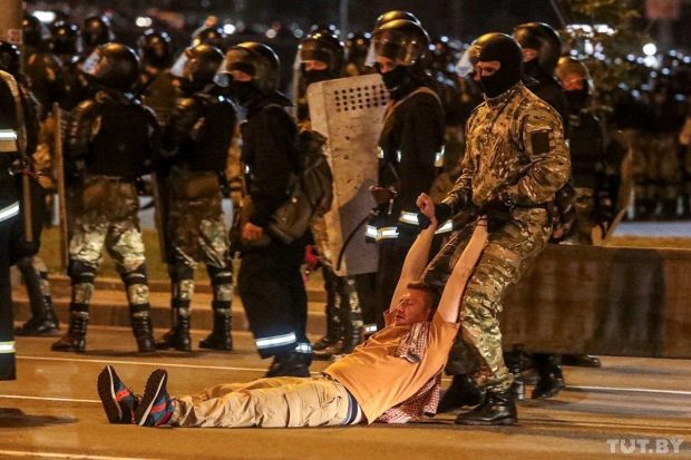 Policía arrastra a u hombre durante una manifestación en Minks.
