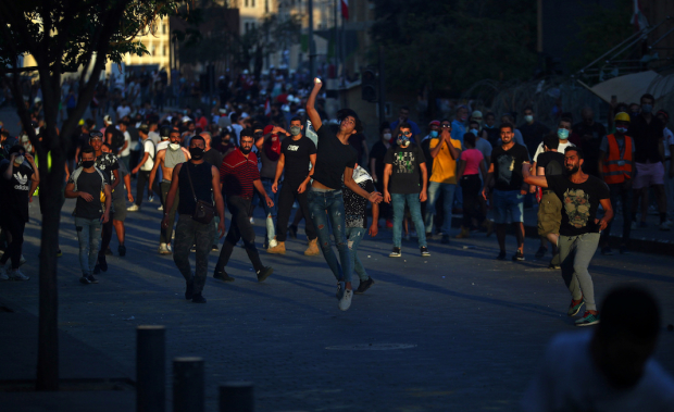 Un joven manifestante arroja una piedra, durante las movilizaciones, ayer.