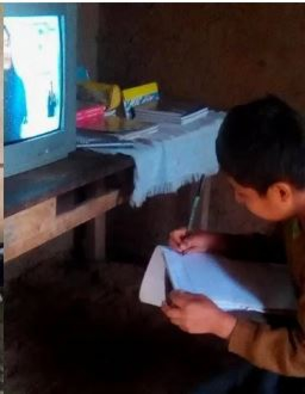 Alumno estudiando frente al televisor que le regaló el profesor