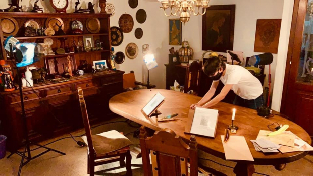 López Tarso puso lámparas en el comedor de su casa. Él y su hijo estarán frente a una cortina, escenificando la obra del otro lado de la cámara.