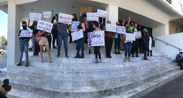 Mujeres se manifiestan frente al Congreso del Estado de Sonora en contra de la versión de la Ley Olimpia denunciada como “Ley Mordaza”, el pasado 14 de agosto.
