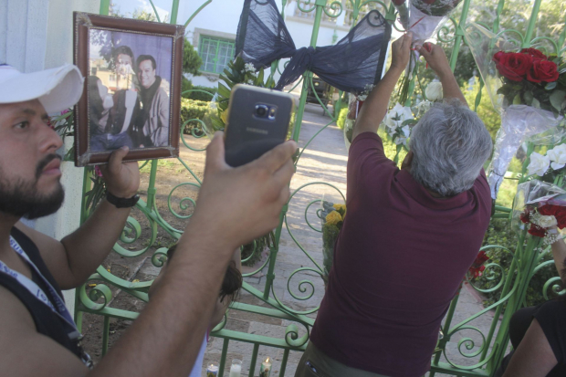 Seguidores de Juan Gabriel se reunieron en las afueras de la casa de la casa del cantautor en la avenida 16 de Septiembre, el 28 de agosto de 2016, cuando falleció el "Divo de Juárez".