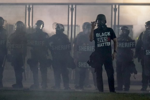 Manifestantes de Black Lives Matter frente a policías.