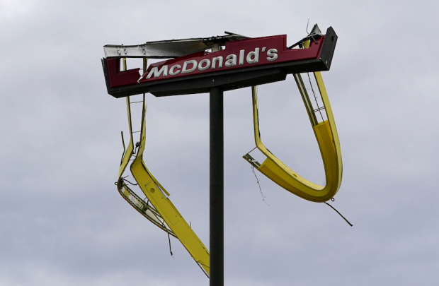 En la imagen, un letrero caído de McDonald’s en Iowa