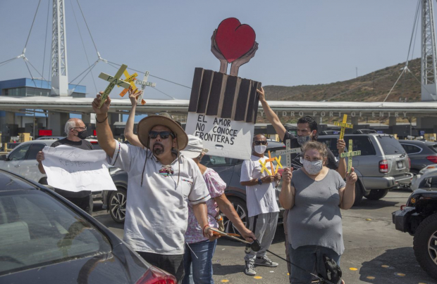 Organizaciones promigrantes protestan en la garita de San Ysidro, en Tijuana, en julio pasado, para demandar más apoyos a este sector de la población.