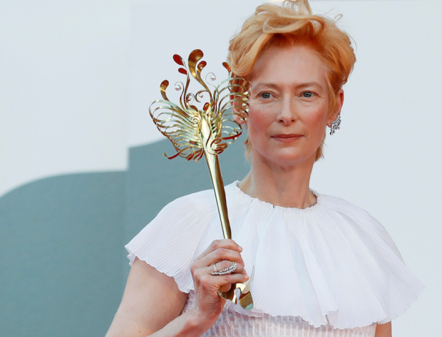La actriz Tilda Swinton recibió el León de Oro por trayectoria.
