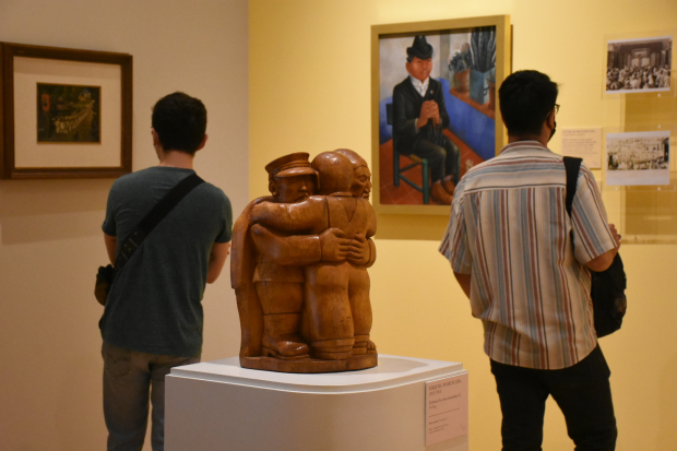 Visitantes junto a la escultura "El abrazo (los tres camaradas), de Ezequiel Negrete Lira