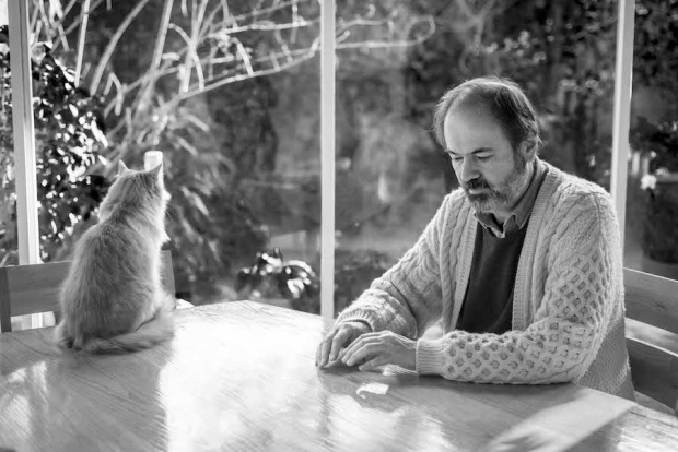 El escritor Juan Villoro, junto a su gato.