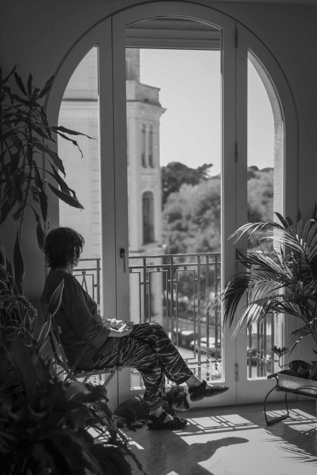 La escritora Rosa Montero, en el balcón de su vivienda.