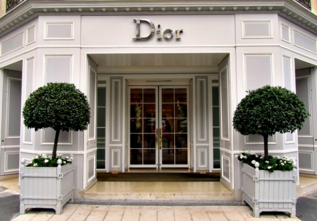 La entrada a la tienda de Dior en París