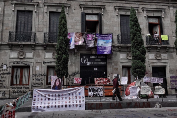 El plantón del colectivo feminista Ni una menos en las instalaciones de la CNDH, la semana pasada.