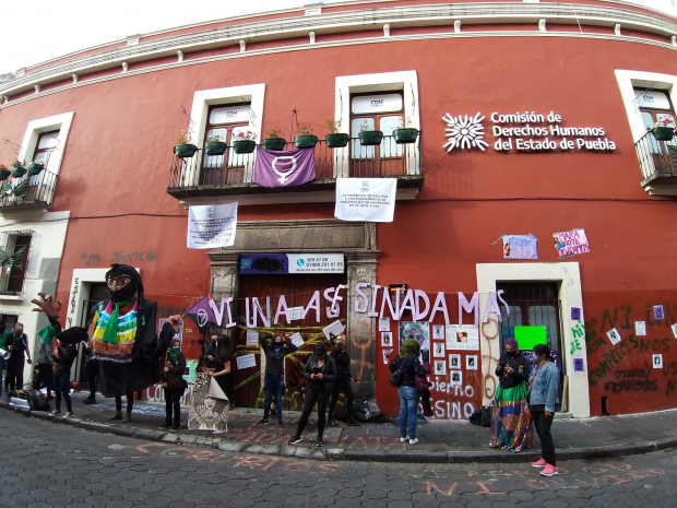 “Ni una asesinada más”, se leyó en un tendedero sobre la fachada del edificio, en Puebla.