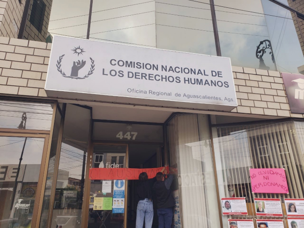 Con fichas de desaparecidos, mujeres exigieron justicia en la sede de Aguascalientes.
