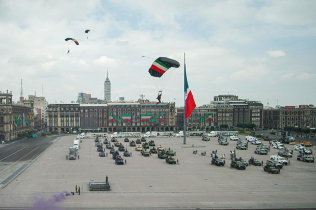 Explanada del Zócalo capitalino durante el desfile militar 2020.