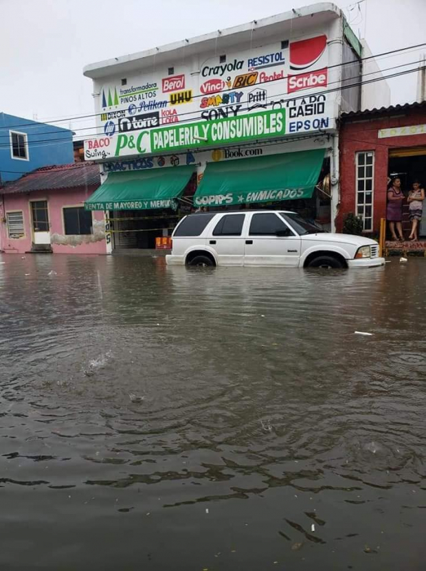 En el centro de Paraíso, donde se ubica la refinería de Dos Bocas, se registran inundaciones.