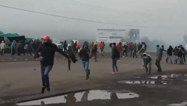 En Tiripetío, normalistas dejaron a 8 policías lesionados al atacarlos con petardos, piedras y palos.