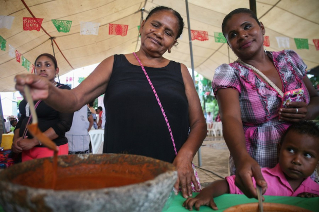 Mujeres cocinan durante el Festival Afromexicano, que se celebró en Guerrero, en 2015.